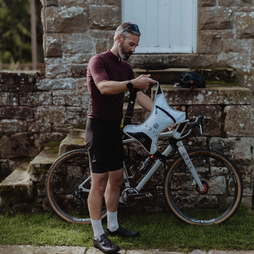 gravel rider white hydration pack race | grvl